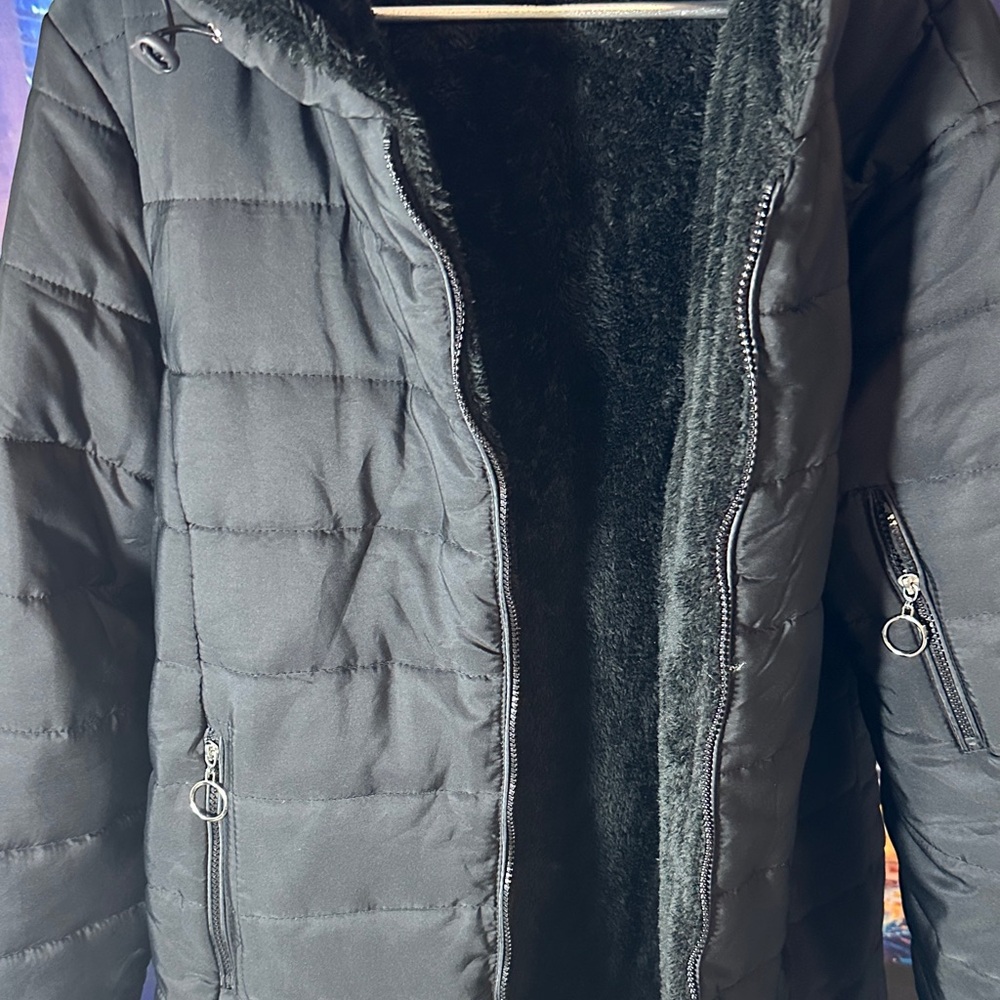 Women’s Black Hooded Puffer Coat with Faux Fur Lining - Picture 3 of 5